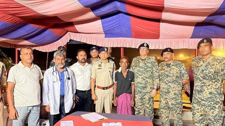 Bangladesh returns an Indian who was abducted while gathering grass along the border