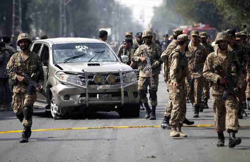 Seven Pakistani soldiers are killed in a suicide attack close to the Afghan border: Officials