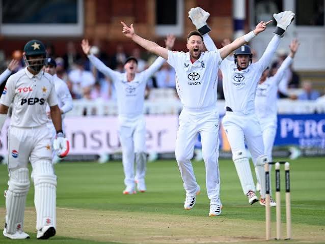 At Lords, England crushes Pakistan by 194 runs to clinch the cricket series with one test remaining