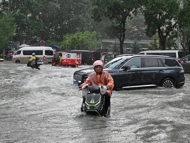 After 100,000 people were evacuated, rescuers in China seek for the missing