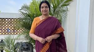 Tulasi, the adored mother of South Indian cinema, decides to dedicate her life to Sai Baba and retires from performing after a 58-year career.