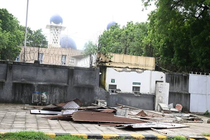 Unauthorized buildings outside the Pakistan High Commission are removed by Indian officials