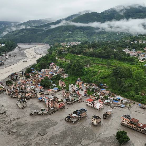 Following the floods in Nepal and Tibet, Chinese rescue workers are looking for 558 missing people