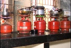 5-kg LPG crisis escalates in Odisha, as cylinder prohibition causes new problems for students.