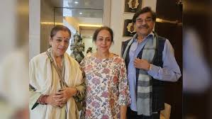 Following Dharmendras discharge, Shatrughan Sinha and his wife Poonam see family friend Hema Malini.