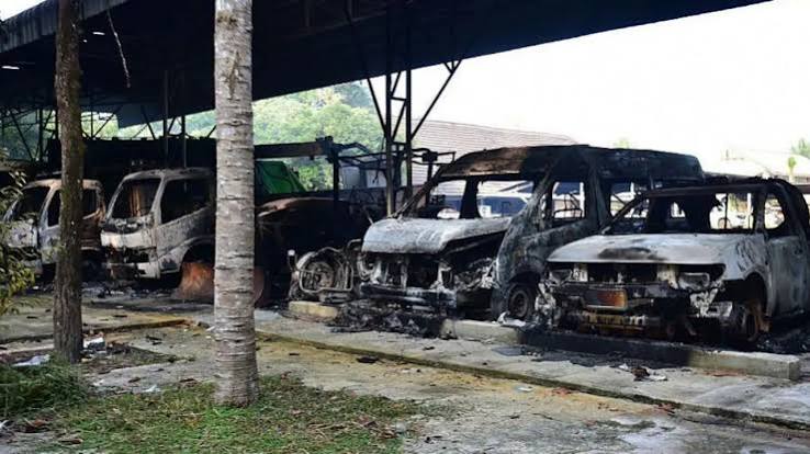 Following coordinated strikes in three southern districts, the prime minister of Thailand talks with security chiefs